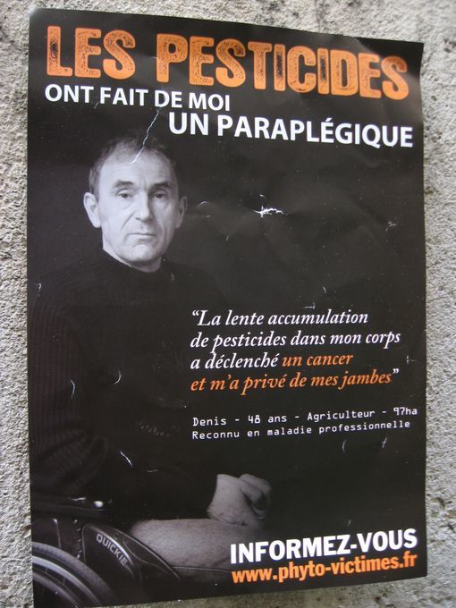 Les paysans malades des pesticides : Affiche de l'association Phyto Victimes • Crédits : Ines Leraud - Radio France